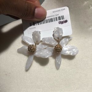 Boutique white flower earrings NWT